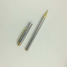 Stylo à travers le billet